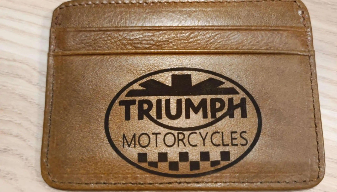 Le porte-carte CB à l’effigie de sa moto, l’accessoire indispensable du motard